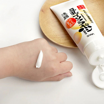 Пенка для умывания и снятия макияжа Sana SOY MILK MOISTURE CLEANSING WASH  увлажняющая с изофлавонами сои, 150 гр